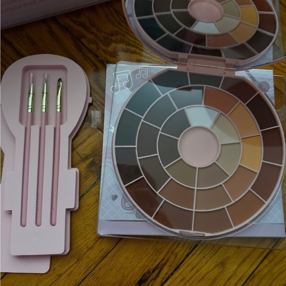 P.Louise eyeliner palette and brushes - Picture 3 of 3